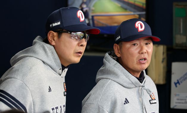 홍원기 수석코치와 대화 나누는 김원형 감독