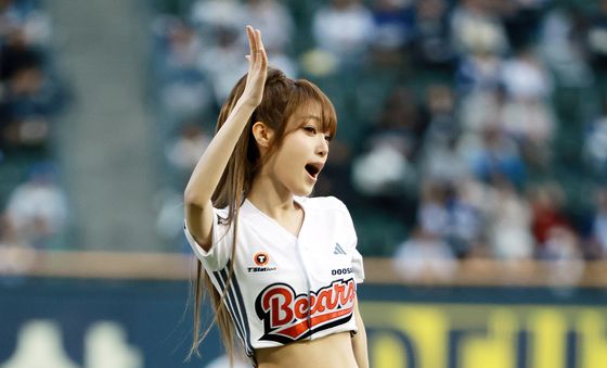 팬들 향해 손흔드는 최예나