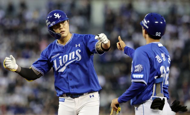 정병곤 코치와 기쁨 나누는 류지혁