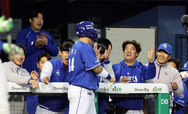 최형우, 안타 치고 득점까지!