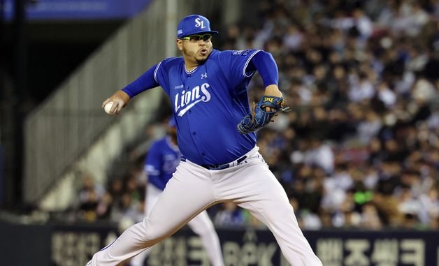 7회말 등판해 역투 펼치는 후라도