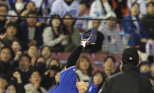 박준순의 파울 타구 잡아내는 전병우