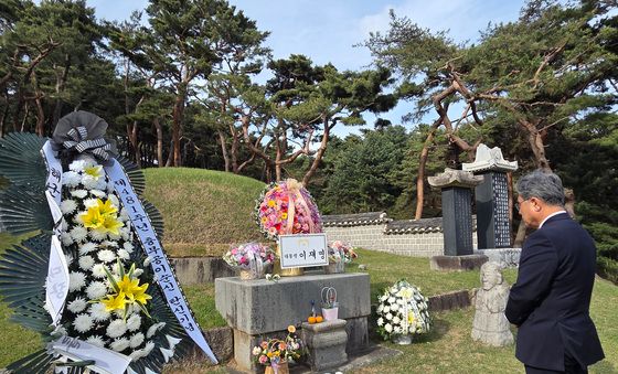 아산 이충무공묘 참배하는 허민 국가유산청장