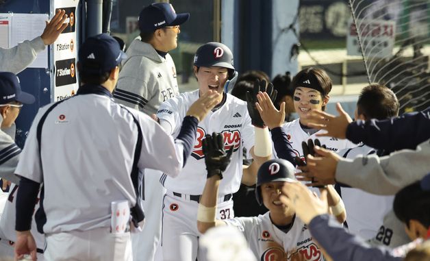 동점에 환호하는 두산 더그아웃