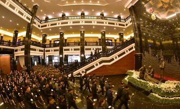 北 전투위훈기념관 찾은 참관객들, 추모벽 앞 꽃 놓으며 기려