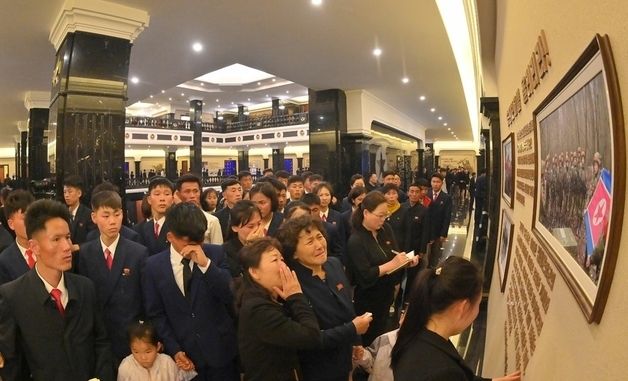 北 해외군사작전 기념관에 참관객들 추모 행렬