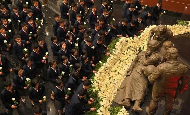 北 전투위훈기념관 찾은 참관객들, 헌화 행렬