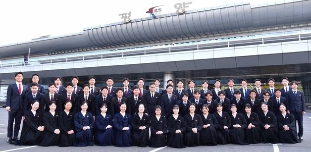 총련 조선대 학생들 평양 도착…김정일·김정일 동상 헌화