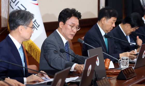 의사봉 두드리는 김민석 총리