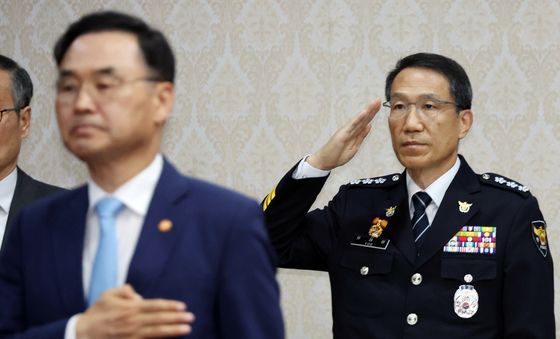 국기에 대한 경례하는 유재성 경찰청장 직무대행