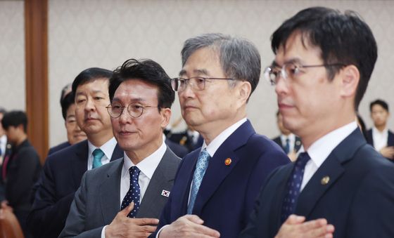 국기에 대한 경례하는 김민석 총리