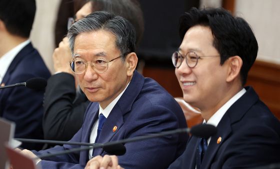 대화하는 정성호 장관과 배경훈 부총리