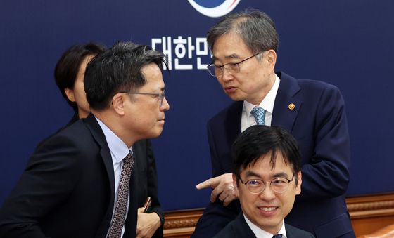 대화하는 조현 장관과 문신학 차관