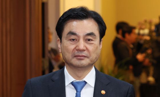 임시국무회의 참석하는 안규백 장관