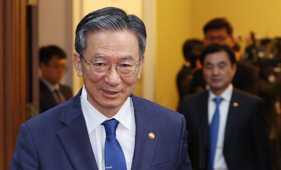 임시국무회의 참석하는 정성호 장관