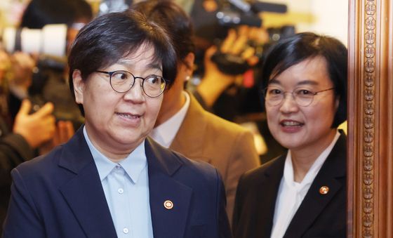 임시국무회의 참석하는 정은경·한성숙 장관