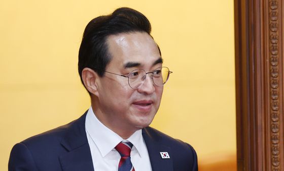 임시국무회의 참석하는 박홍근 장관