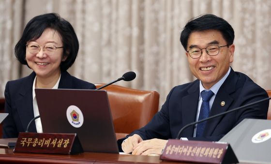 대화하는 민기 비서실장과 오유경 처장