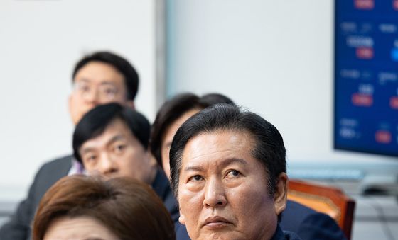 국정조사 청문회 김성태 전 쌍방울 회장 증언 바라보는 정청래 대표