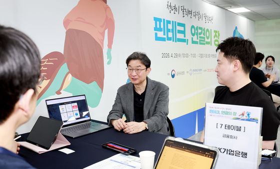 상담부스 직접 앉아 대화나누는 이억원 금융위원장