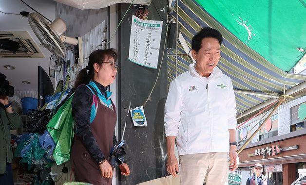 채소 가게 방문한 오세훈 후보