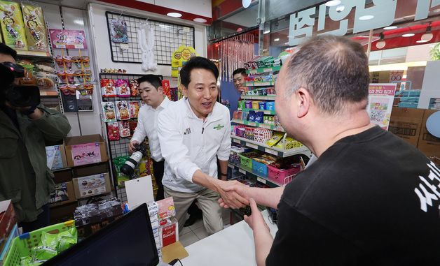 상인들과 인사하는 오세훈 후보