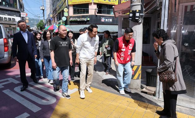 시민들에게 인사하는 오세훈 후보