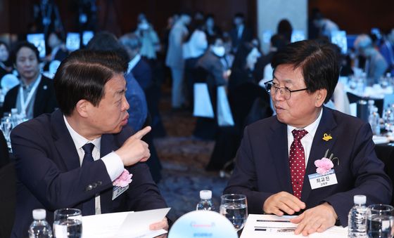 대화 나누는 최교진 장관·김영호 위원장