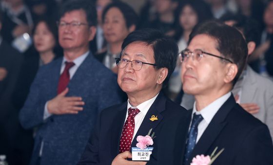 국민의례 하는 최교진 교육부 장관