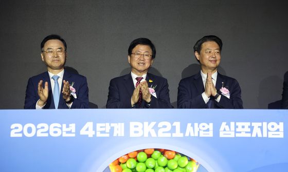 박수 치는 최교진 교육부 장관