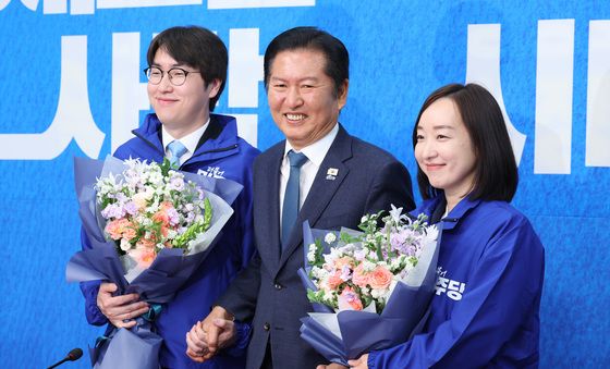 하정우·전은수 손 잡고 미소짓는 정청래