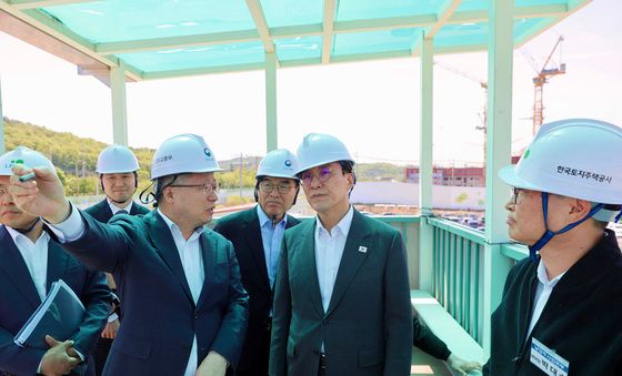 남양주 주택공급 현장 찾은 김민석 총리