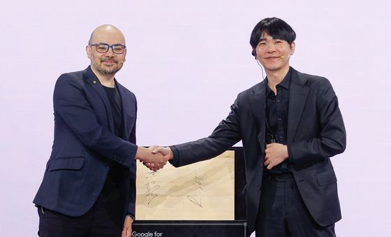 이세돌 사범과 악수하는 데미스 하사비스