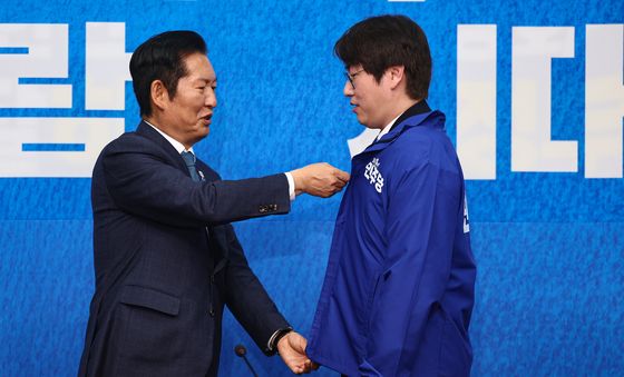 하정우 전 수석에 당 점퍼 입혀주는 정청래 대표