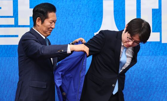 하정우 전 수석에 당 점퍼 입혀주는 정청래 대표