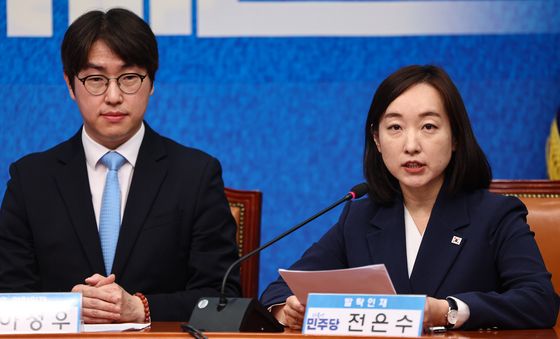 발언하는 전은수 전 청와대 대변인