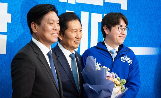 꽃다발 든 하정우 전 수석