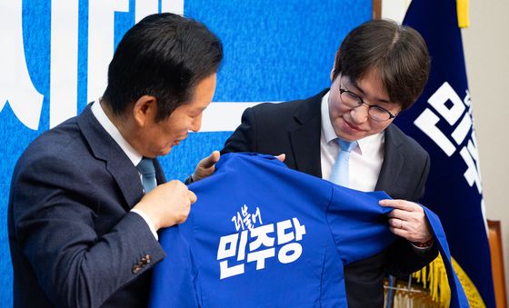 민주당 점퍼 바라보는 하정우 전 수석