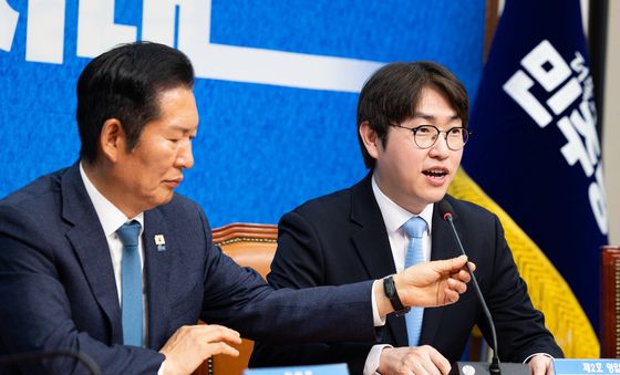 하정우 전 수석 마이크 잡아주는 정청래 대표