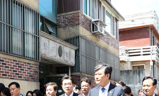 재개발 구역 현장 점검하는 정원오 서울시장 후보