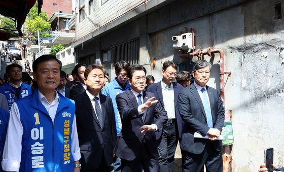 부동산 공약 발표 앞두고 재개발 구역 방문한 정원오 후보