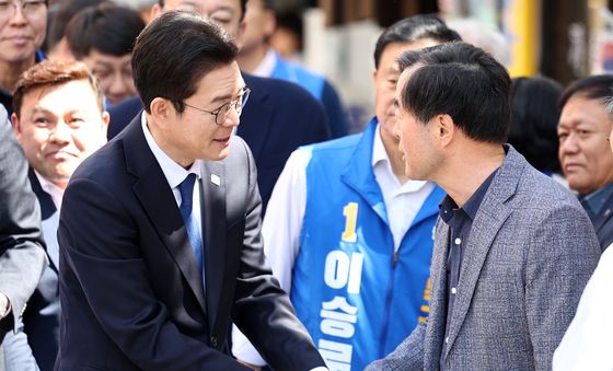 지지자와 인사 나누는 정원오 서울시장 후보