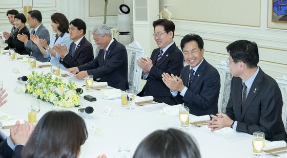 박수치는 이재명 대통령