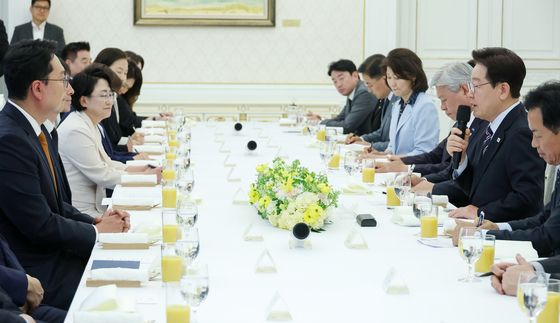 비교섭단체·무소속 의원 초청 간담회 참석한 이재명 대통령