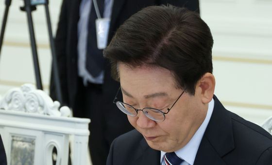 자료 살펴보는 이재명 대통령