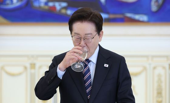 목 축이는 이재명 대통령