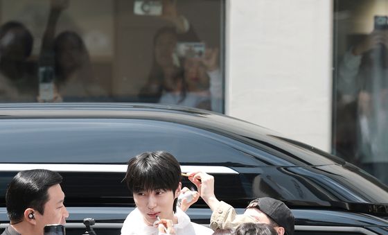 변우석, 성수동 한복판에서 꽃단장