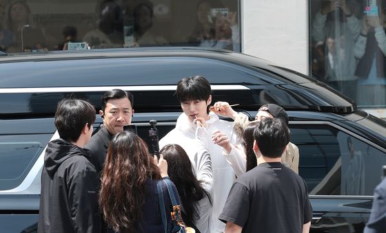 변우석, 성수동 한복판 포착