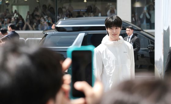 변우석, 성수동에서 화보를