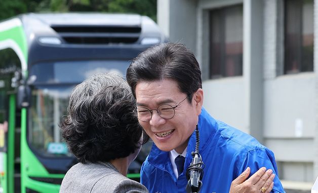 시민과 포옹하는 정원오 후보